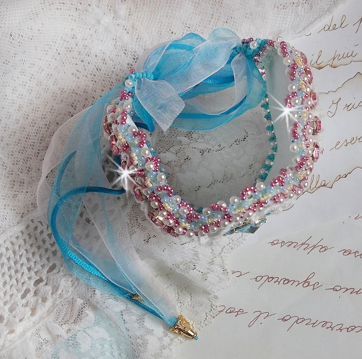 Brazalete Beauty Alicia Azul Brazalete de alta costura bordado con cristales de Swarovski, fino encaje blanco y cuentas de rocalla.