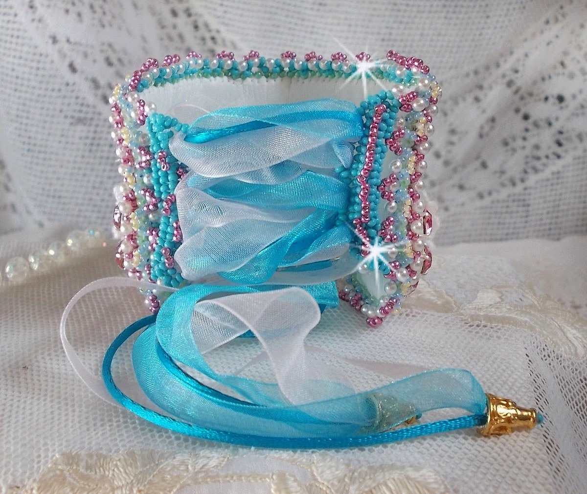 Brazalete Beauty Alicia Azul Brazalete de alta costura bordado con cristales de Swarovski, fino encaje blanco y cuentas de rocalla.