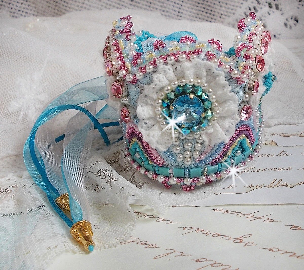 Brazalete Beauty Alicia Azul Brazalete de alta costura bordado con cristales de Swarovski, fino encaje blanco y cuentas de rocalla.