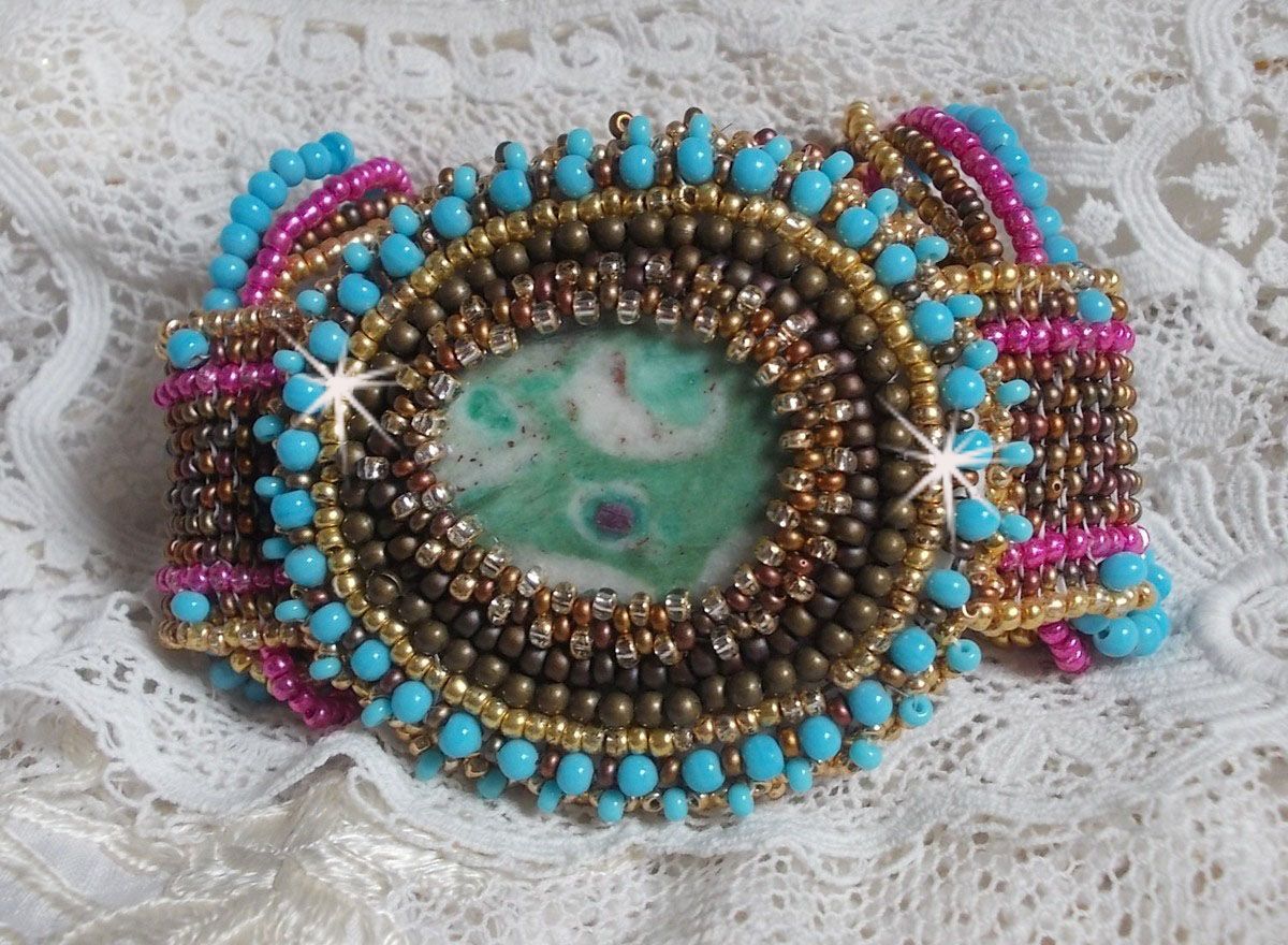 Pulsera puño Cheyenne bordada con una piedra preciosa, un rubí Fuchsite con cuentas de rocalla Miyuki y cuentas de rocalla Checas.