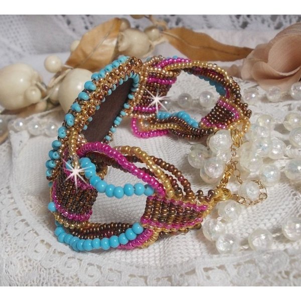 Pulsera pu&ntilde;o Cheyenne bordada con una piedra preciosa, un rub&iacute; Fuchsite con cuentas de rocalla Miyuki y cuentas de rocalla Checas.