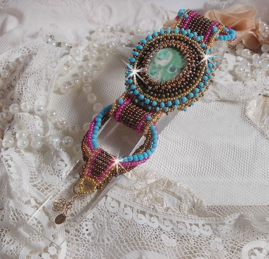 Pulsera puño Cheyenne bordada con una piedra preciosa, un rubí Fuchsite con cuentas de rocalla Miyuki y cuentas de rocalla Checas.