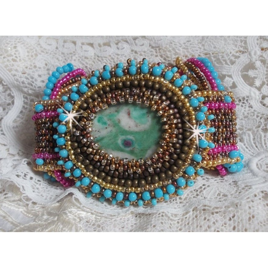 Pulsera puño Cheyenne bordada con una piedra preciosa, un rubí Fuchsite con cuentas de rocalla Miyuki y cuentas de rocalla Checas.