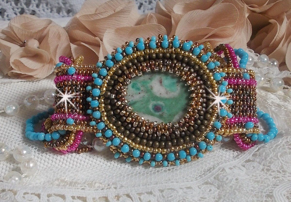 Pulsera puño Cheyenne bordada con una piedra preciosa, un rubí Fuchsite con cuentas de rocalla Miyuki y cuentas de rocalla Checas.