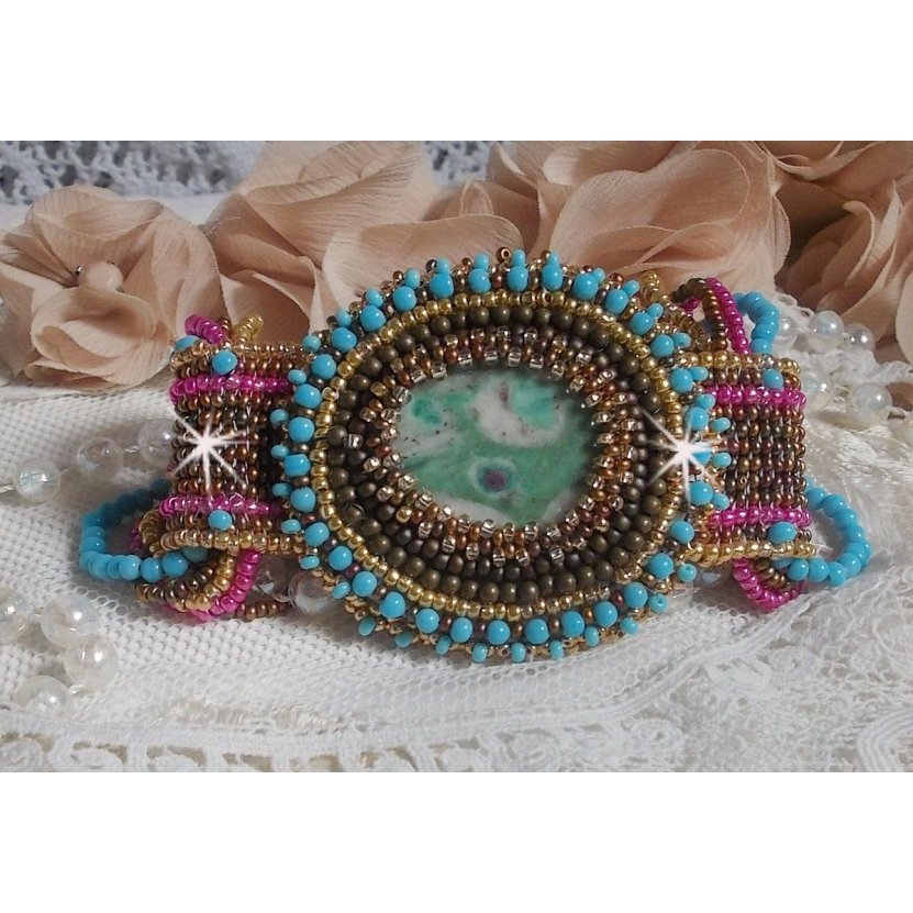 Pulsera puño Cheyenne bordada con una piedra preciosa, un rubí Fuchsite con cuentas de rocalla Miyuki y cuentas de rocalla Checas.