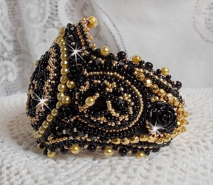 Pulsera pu&ntilde;o Cleopatra bordada con &oacute;nice negro, cristales de Swarovski y rocallas