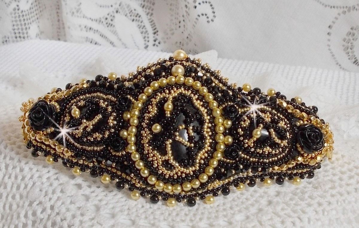 Pulsera puño Cleopatra bordada con ónice negro, cristales de Swarovski y rocallas