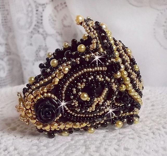 Pulsera pu&ntilde;o Cleopatra bordada con &oacute;nice negro, cristales de Swarovski y rocallas