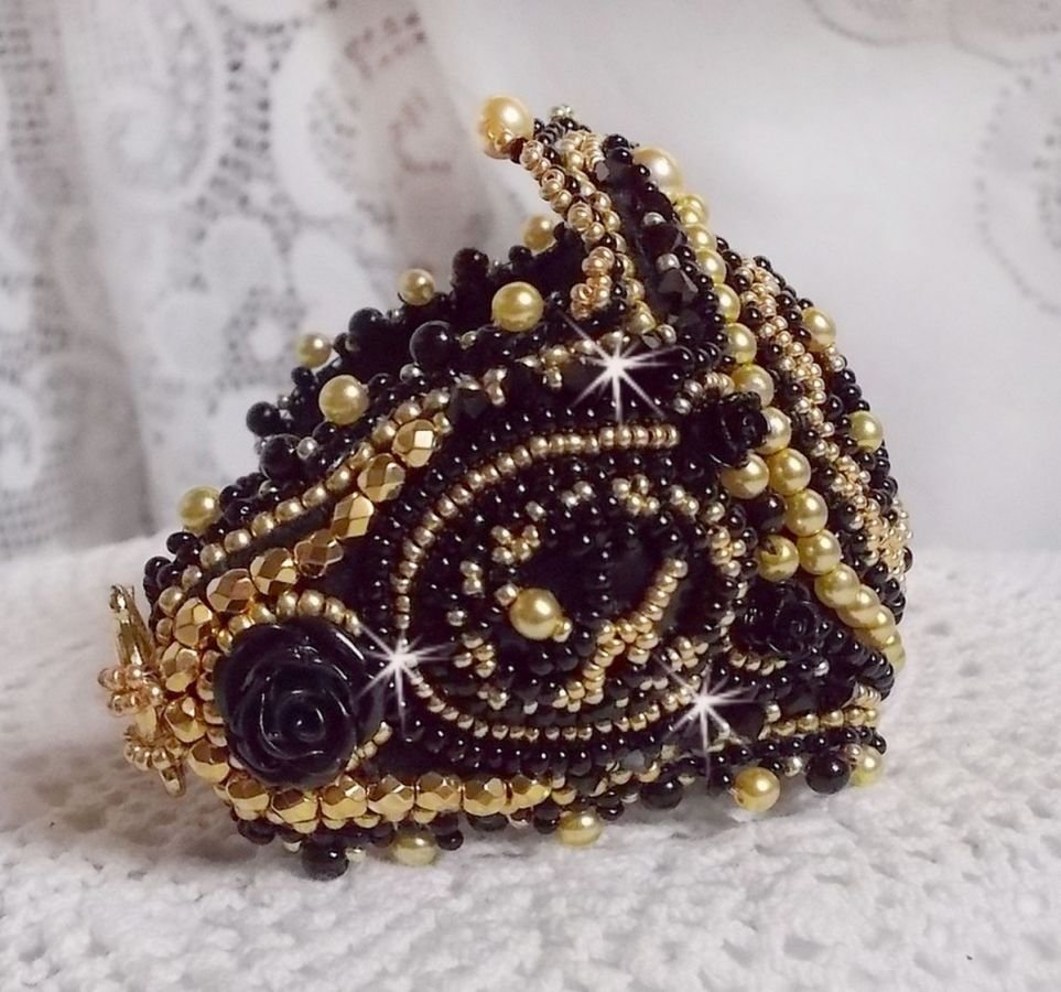 Pulsera puño Cleopatra bordada con ónice negro, cristales de Swarovski y rocallas