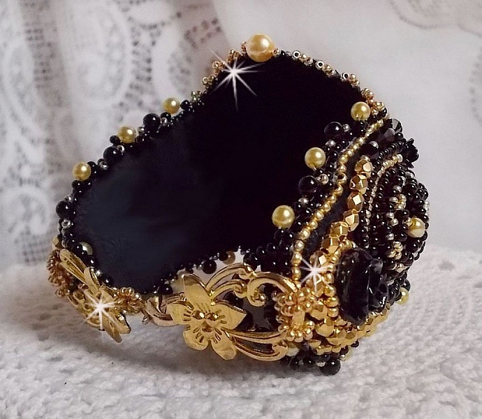 Pulsera pu&ntilde;o Cleopatra bordada con &oacute;nice negro, cristales de Swarovski y rocallas