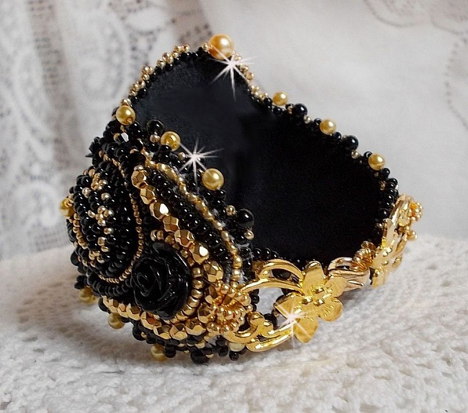 Pulsera pu&ntilde;o Cleopatra bordada con &oacute;nice negro, cristales de Swarovski y rocallas