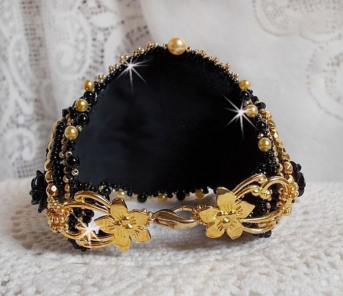 Pulsera pu&ntilde;o Cleopatra bordada con &oacute;nice negro, cristales de Swarovski y rocallas