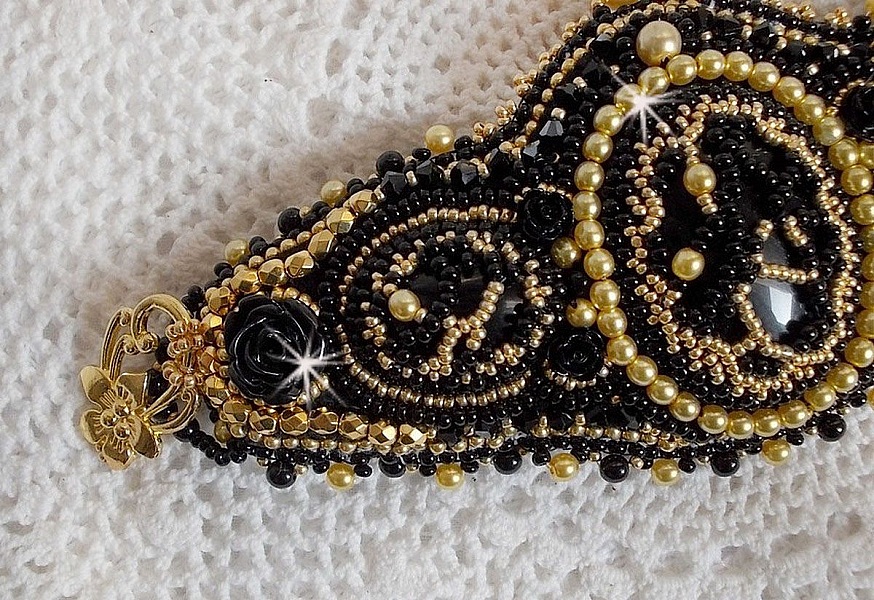 Pulsera pu&ntilde;o Cleopatra bordada con &oacute;nice negro, cristales de Swarovski y rocallas