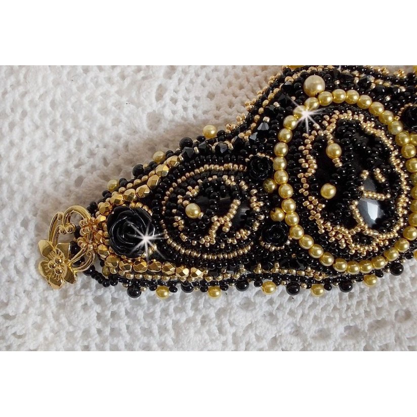 Pulsera puño Cleopatra bordada con ónice negro, cristales de Swarovski y rocallas