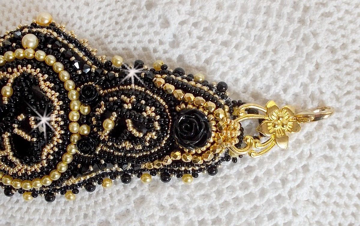 Pulsera puño Cleopatra bordada con ónice negro, cristales de Swarovski y rocallas