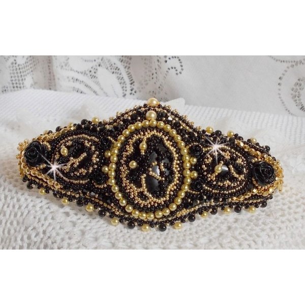 Pulsera puño Cleopatra bordada con ónice negro, cristales de Swarovski y rocallas