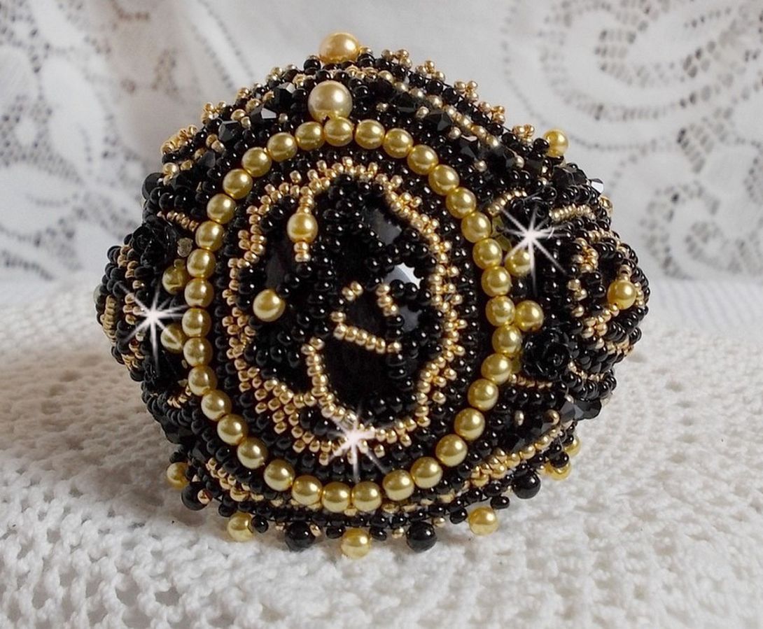 Pulsera puño Cleopatra bordada con ónice negro, cristales de Swarovski y rocallas