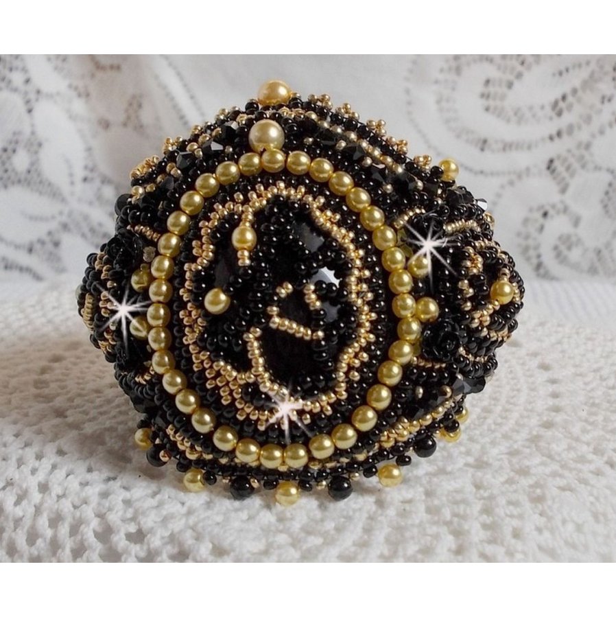 Pulsera puño Cleopatra bordada con ónice negro, cristales de Swarovski y rocallas