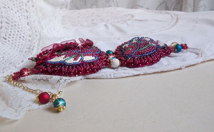 Encantadora pulsera otoñal bordada con cristales de Swarovski, cuentas redondas de resina nacarada, encaje y cuentas de rocalla