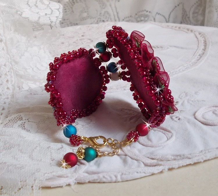 Encantadora pulsera otoñal bordada con cristales de Swarovski, cuentas redondas de resina nacarada, encaje y cuentas de rocalla