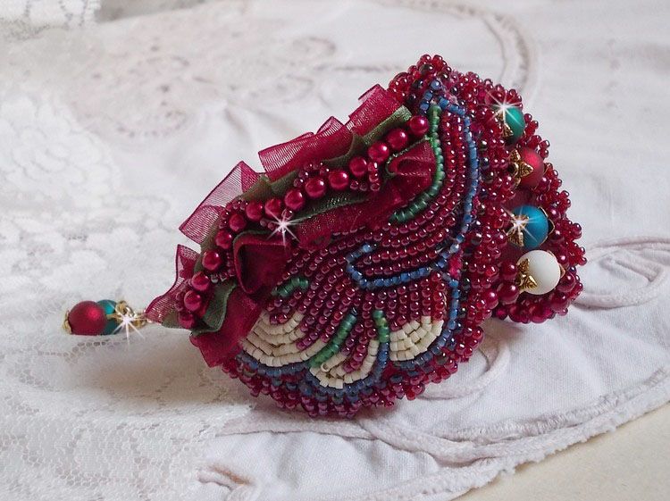 Encantadora pulsera otoñal bordada con cristales de Swarovski, cuentas redondas de resina nacarada, encaje y cuentas de rocalla