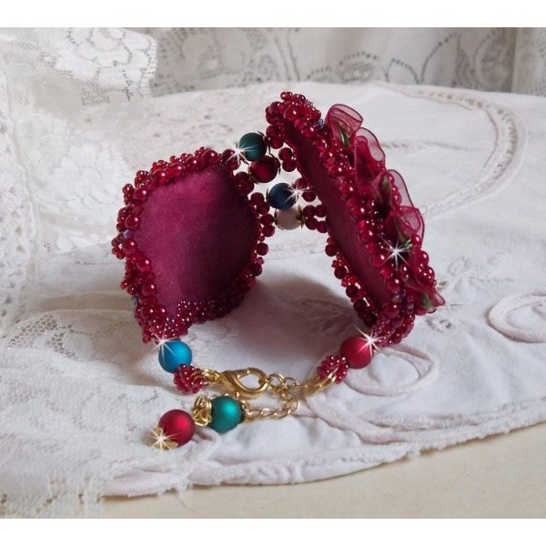 Encantadora pulsera otoñal bordada con cristales de Swarovski, cuentas redondas de resina nacarada, encaje y cuentas de rocalla