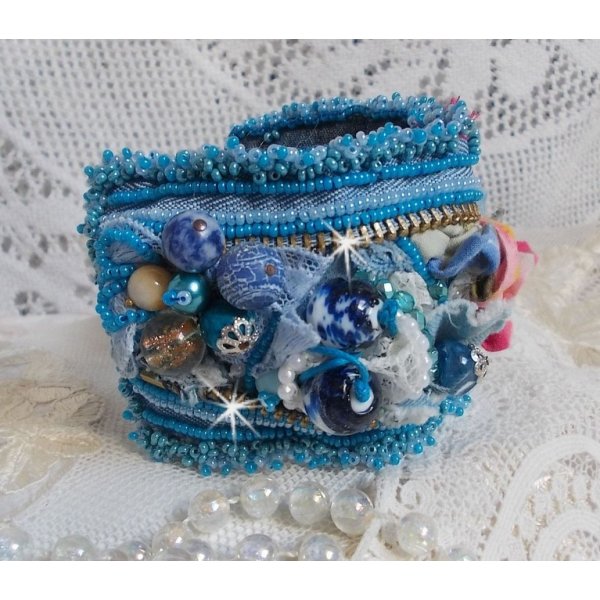 Pulsera brazalete Far West bordada con tela vaquera, cuentas de piedras preciosas: Sodalita, Agatha, cuentas de cer&aacute;mica, cuentas de cristal de Bohemia y cuentas de semillas