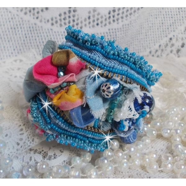 Pulsera brazalete Far West bordada con tela vaquera, cuentas de piedras preciosas: Sodalita, Agatha, cuentas de cer&aacute;mica, cuentas de cristal de Bohemia y cuentas de semillas