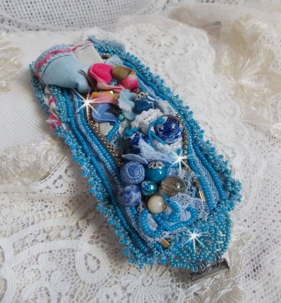 Pulsera brazalete Far West bordada con tela vaquera, cuentas de piedras preciosas: Sodalita, Agatha, cuentas de cer&aacute;mica, cuentas de cristal de Bohemia y cuentas de semillas