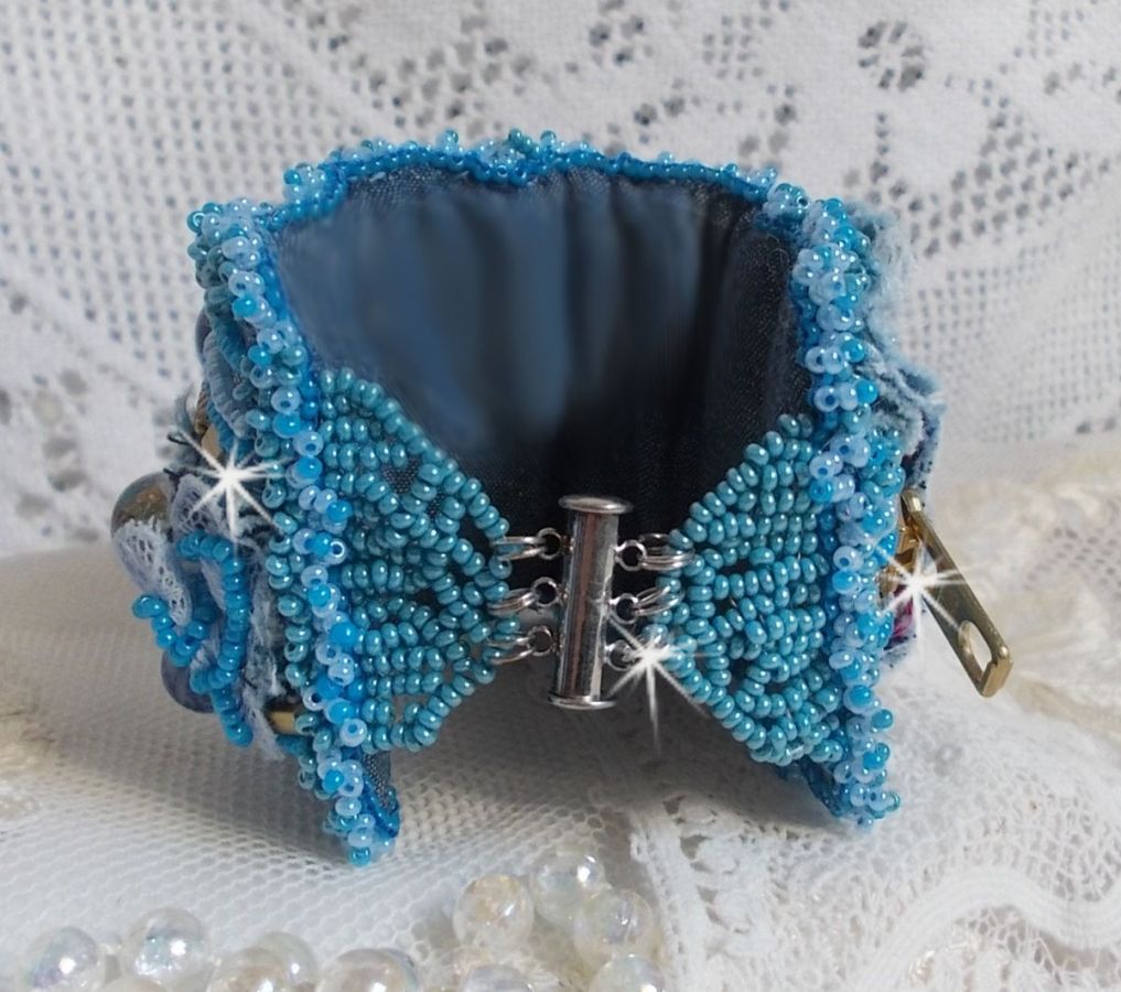 Pulsera brazalete Far West bordada con tela vaquera, cuentas de piedras preciosas: Sodalita, Agatha, cuentas de cerámica, cuentas de cristal de Bohemia y cuentas de semillas