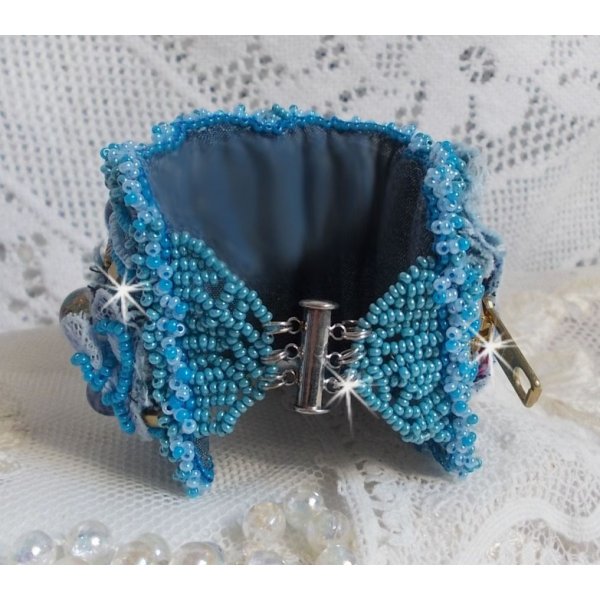 Pulsera brazalete Far West bordada con tela vaquera, cuentas de piedras preciosas: Sodalita, Agatha, cuentas de cer&aacute;mica, cuentas de cristal de Bohemia y cuentas de semillas