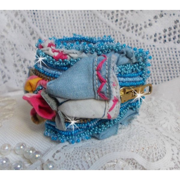 Pulsera brazalete Far West bordada con tela vaquera, cuentas de piedras preciosas: Sodalita, Agatha, cuentas de cer&aacute;mica, cuentas de cristal de Bohemia y cuentas de semillas