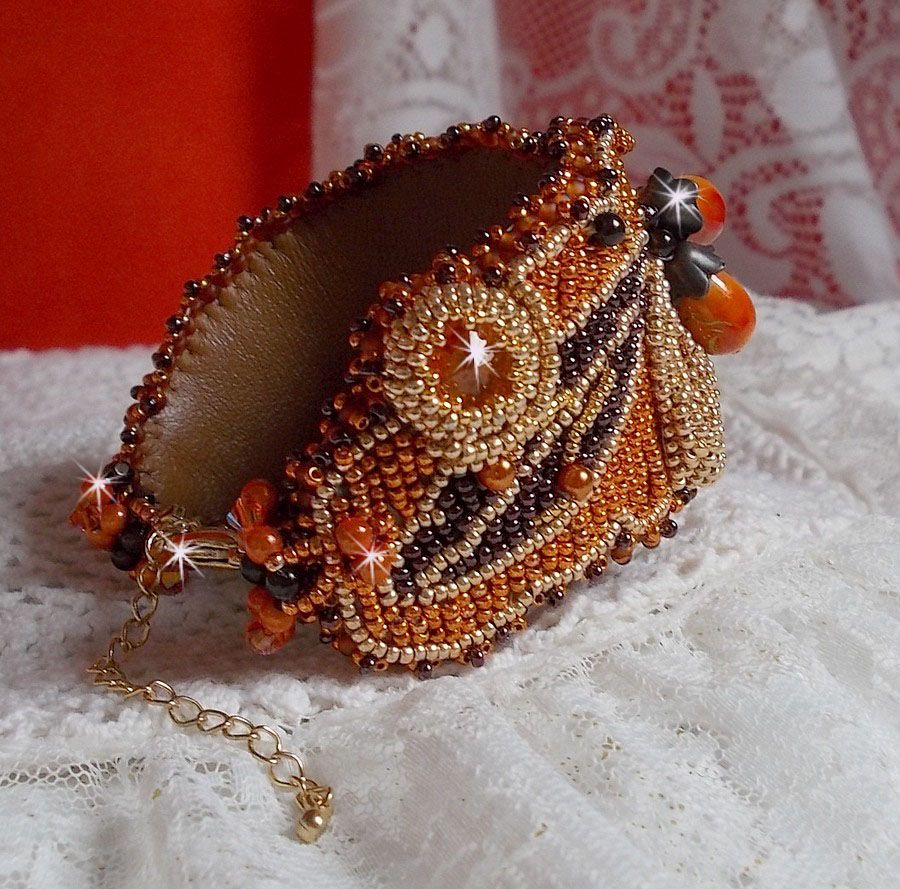 Pulsera brazalete Lady in Orange Haute-Couture bordada con cristales de Swarovski y cuentas de rocalla Miyuki.