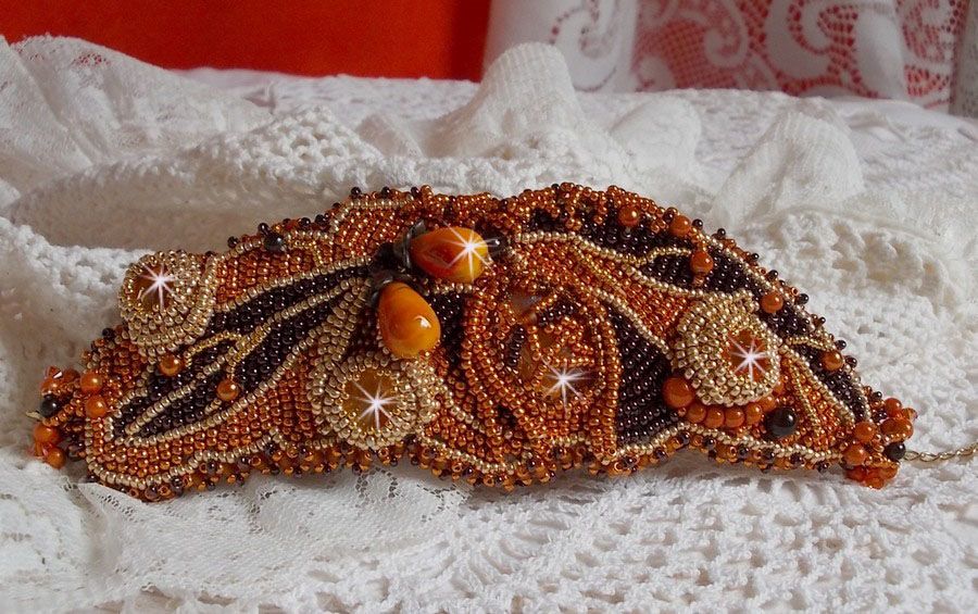 Pulsera brazalete Lady in Orange Haute-Couture bordada con cristales de Swarovski y cuentas de rocalla Miyuki.