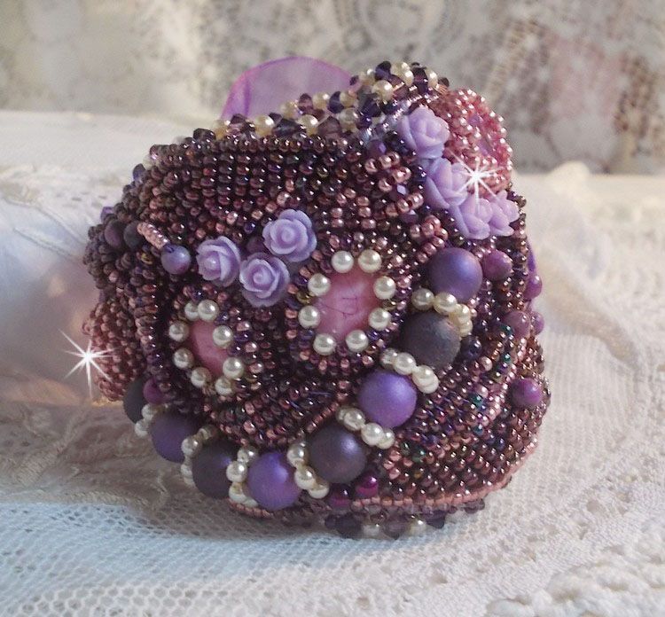 Pulsera china de piedras moradas bordada con piedras finas: sugilitas, cristales de Swarovski, cuentas de semillas y una cinta de organza morada