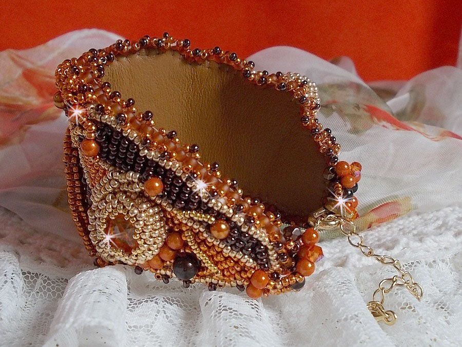 Pulsera brazalete Lady in Orange Haute-Couture bordada con cristales de Swarovski y cuentas de rocalla Miyuki.