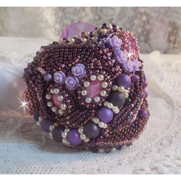 Pulsera china de piedras moradas bordada con piedras finas: sugilitas, cristales de Swarovski, cuentas de semillas y una cinta de organza morada