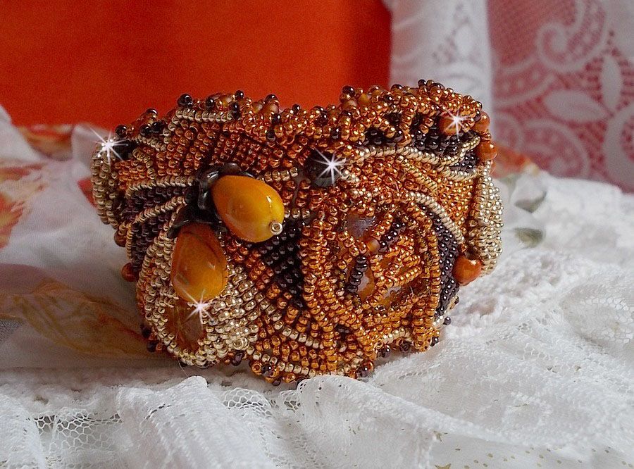 Pulsera brazalete Lady in Orange Haute-Couture bordada con cristales de Swarovski y cuentas de rocalla Miyuki.