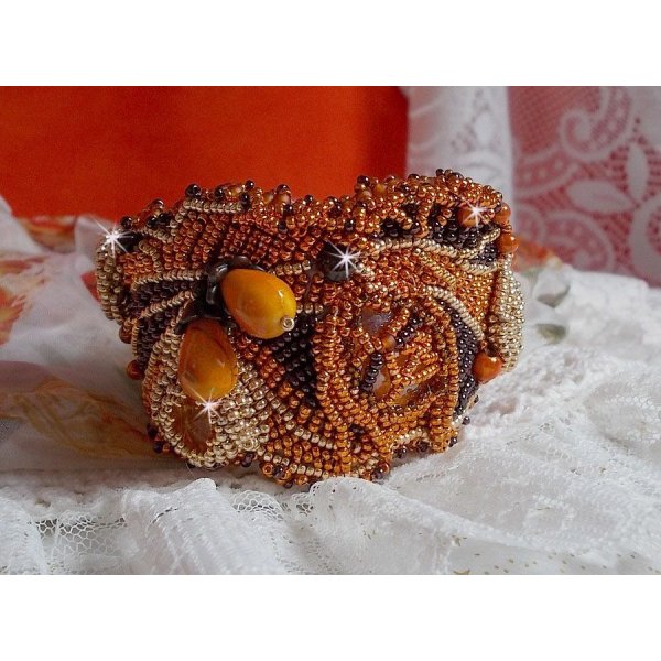 Pulsera brazalete Lady in Orange Haute-Couture bordada con cristales de Swarovski y cuentas de rocalla Miyuki.