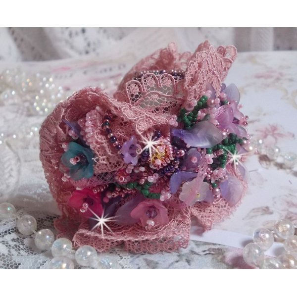 Pulsera pu&ntilde;o Jardin Po&eacute;tique bordada con encaje Old Rose Antique, cristales Swarovski, accesorios chapados en oro de 18 y 24 quilates, n&aacute;car, perlas y rocallas