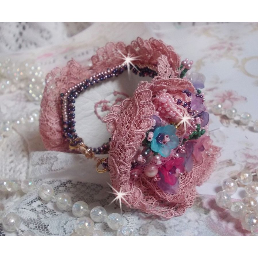 Pulsera puño Jardin Poétique bordada con encaje Old Rose Antique, cristales Swarovski, accesorios chapados en oro de 18 y 24 quilates, nácar, perlas y rocallas