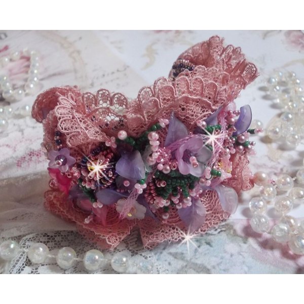 Pulsera pu&ntilde;o Jardin Po&eacute;tique bordada con encaje Old Rose Antique, cristales Swarovski, accesorios chapados en oro de 18 y 24 quilates, n&aacute;car, perlas y rocallas