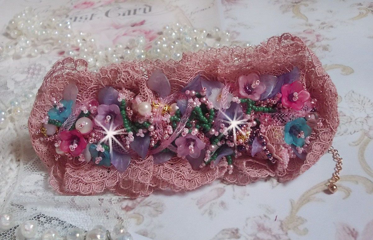 Pulsera puño Jardin Poétique bordada con encaje Old Rose Antique, cristales Swarovski, accesorios chapados en oro de 18 y 24 quilates, nácar, perlas y rocallas