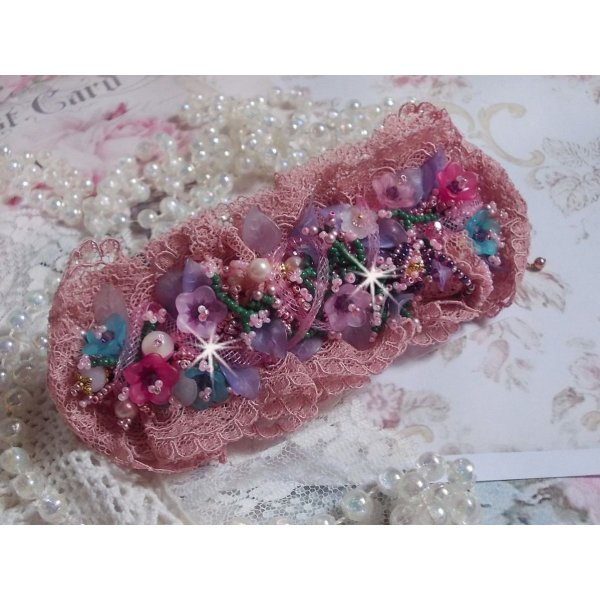 Pulsera pu&ntilde;o Jardin Po&eacute;tique bordada con encaje Old Rose Antique, cristales Swarovski, accesorios chapados en oro de 18 y 24 quilates, n&aacute;car, perlas y rocallas