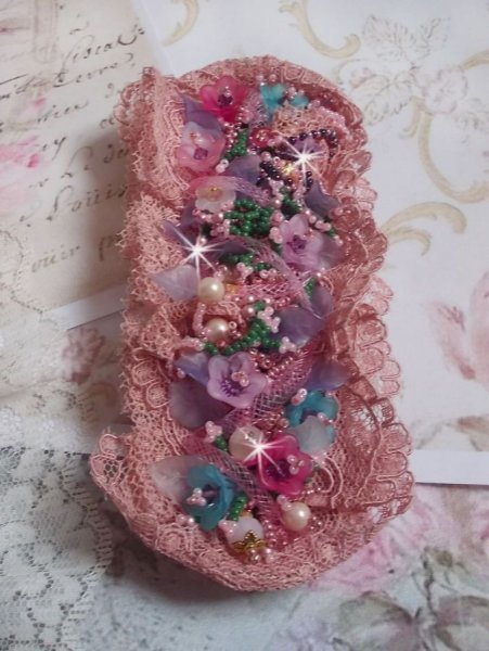 Pulsera pu&ntilde;o Jardin Po&eacute;tique bordada con encaje Old Rose Antique, cristales Swarovski, accesorios chapados en oro de 18 y 24 quilates, n&aacute;car, perlas y rocallas