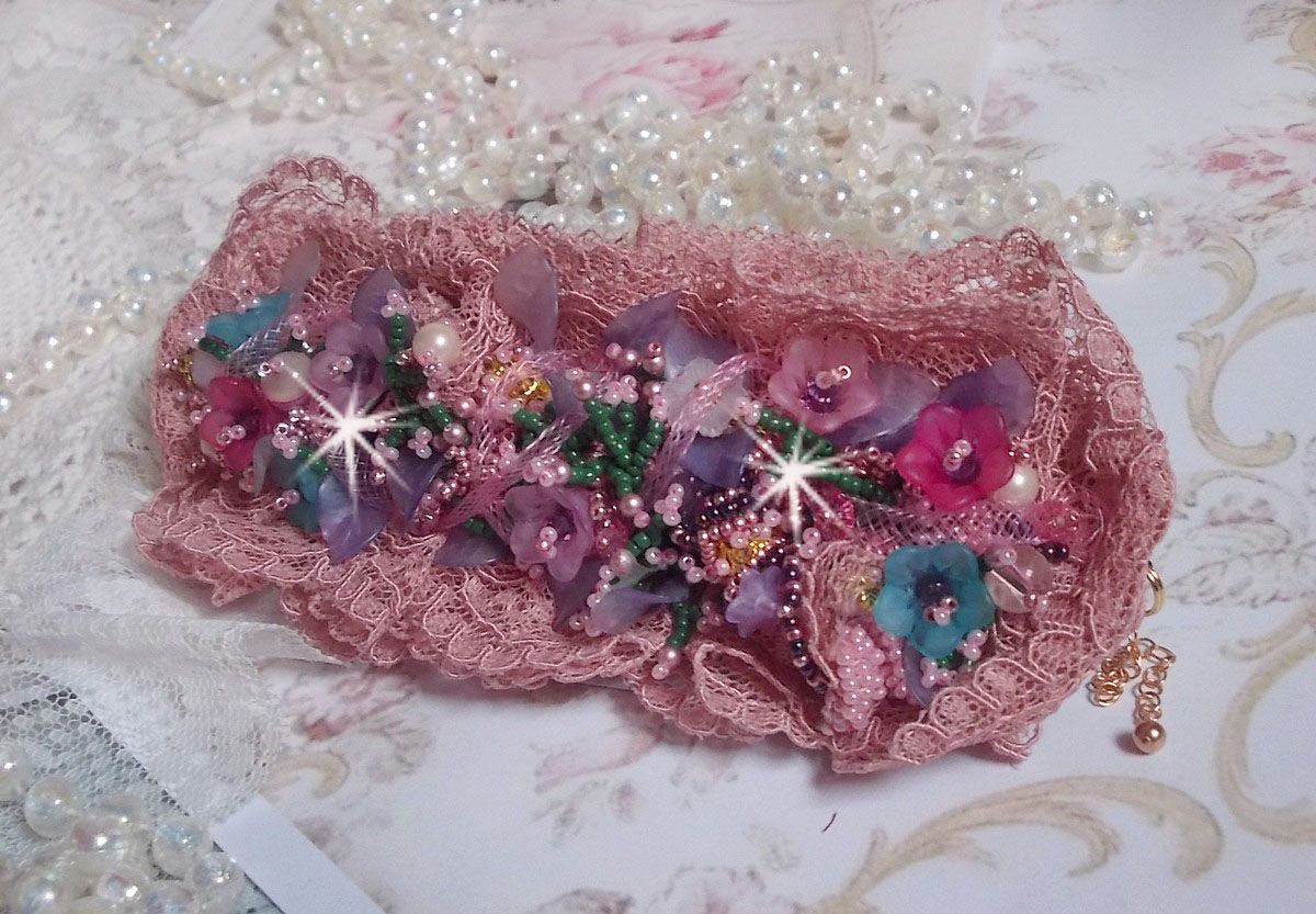 Pulsera puño Jardin Poétique bordada con encaje Old Rose Antique, cristales Swarovski, accesorios chapados en oro de 18 y 24 quilates, nácar, perlas y rocallas