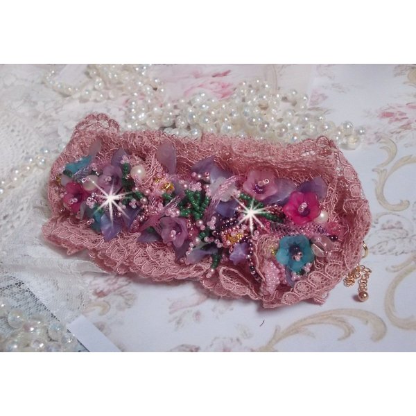 Pulsera pu&ntilde;o Jardin Po&eacute;tique bordada con encaje Old Rose Antique, cristales Swarovski, accesorios chapados en oro de 18 y 24 quilates, n&aacute;car, perlas y rocallas