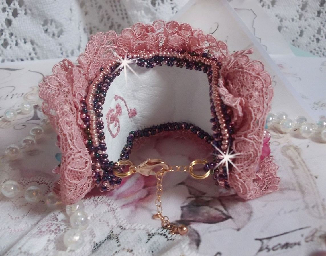 Pulsera puño Jardin Poétique bordada con encaje Old Rose Antique, cristales Swarovski, accesorios chapados en oro de 18 y 24 quilates, nácar, perlas y rocallas