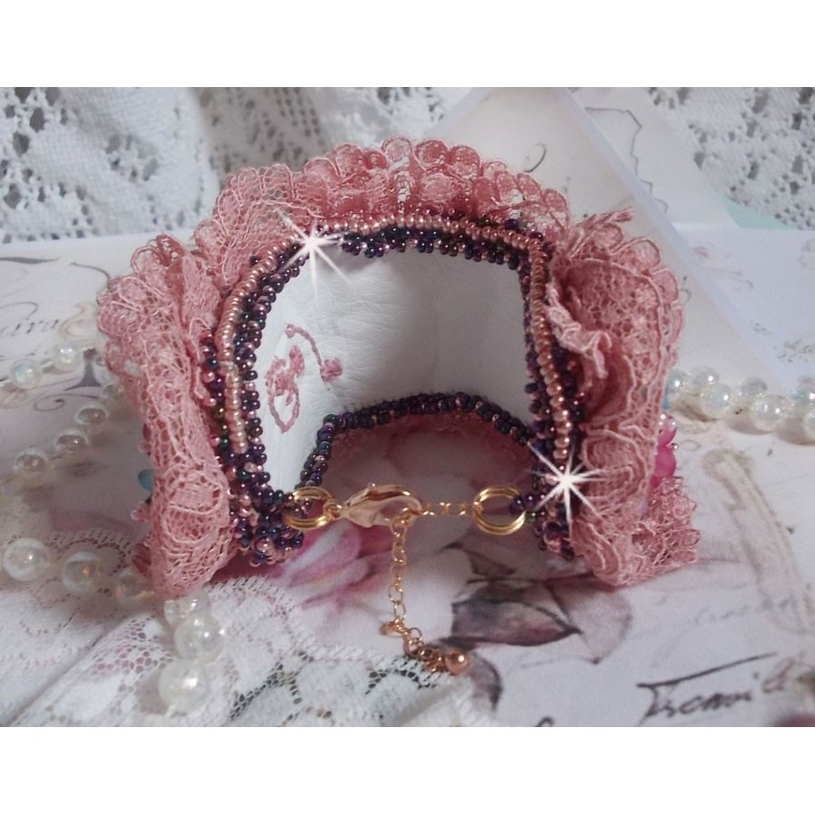 Pulsera puño Jardin Poétique bordada con encaje Old Rose Antique, cristales Swarovski, accesorios chapados en oro de 18 y 24 quilates, nácar, perlas y rocallas