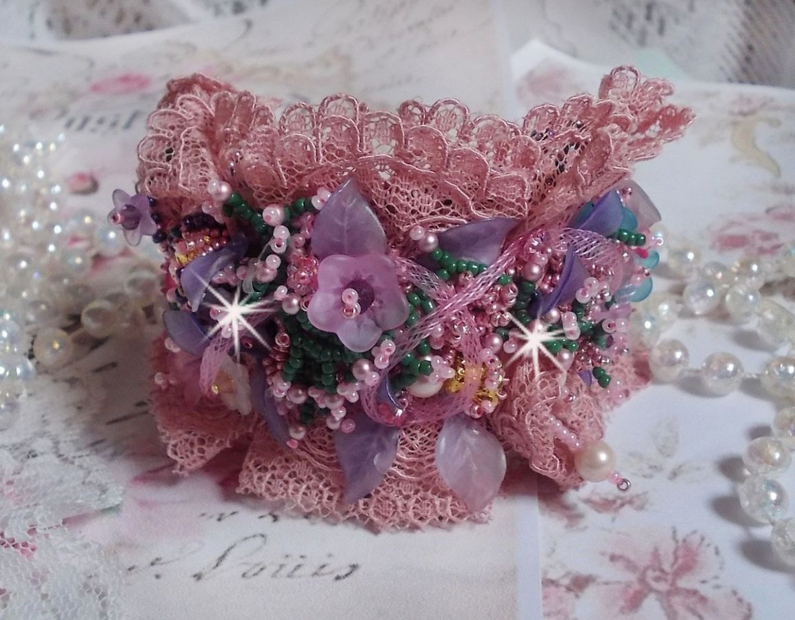 Pulsera puño Jardin Poétique bordada con encaje Old Rose Antique, cristales Swarovski, accesorios chapados en oro de 18 y 24 quilates, nácar, perlas y rocallas